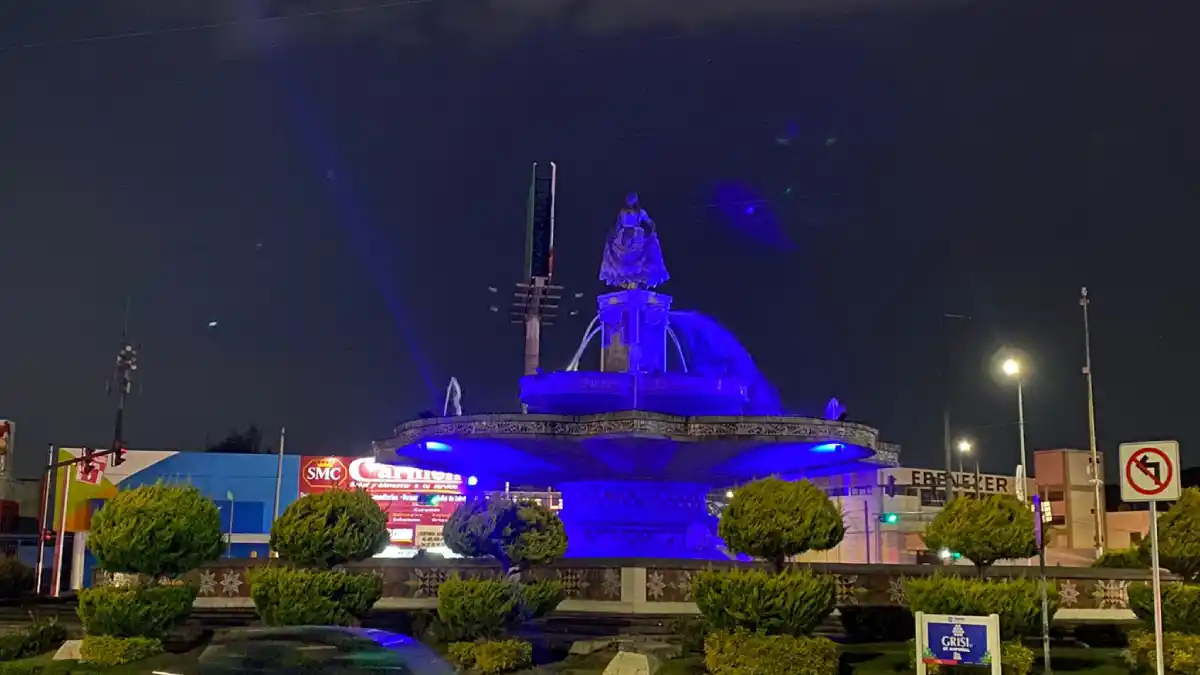 Ayuntamiento de Puebla ilumina de azul las principales fuentes con motivo de fiestas navideñas