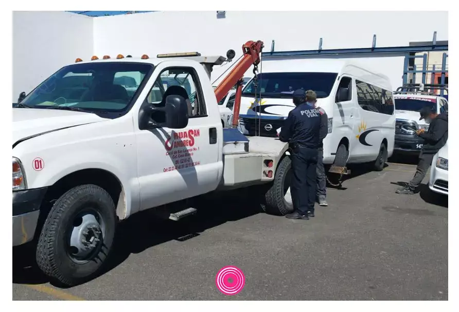 SMT y SSP detienen unidad del transporte turístico ilegal en Puebla