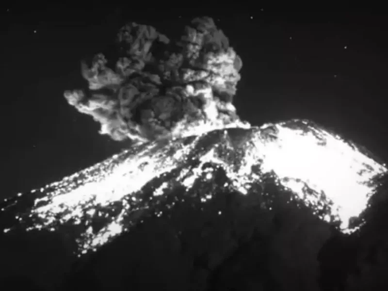 Explosión del volcán Popocatépetl despierta a Puebla el Día de Reyes.