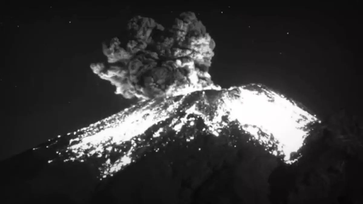 Explosión del volcán Popocatépetl despierta a Puebla el Día de Reyes.