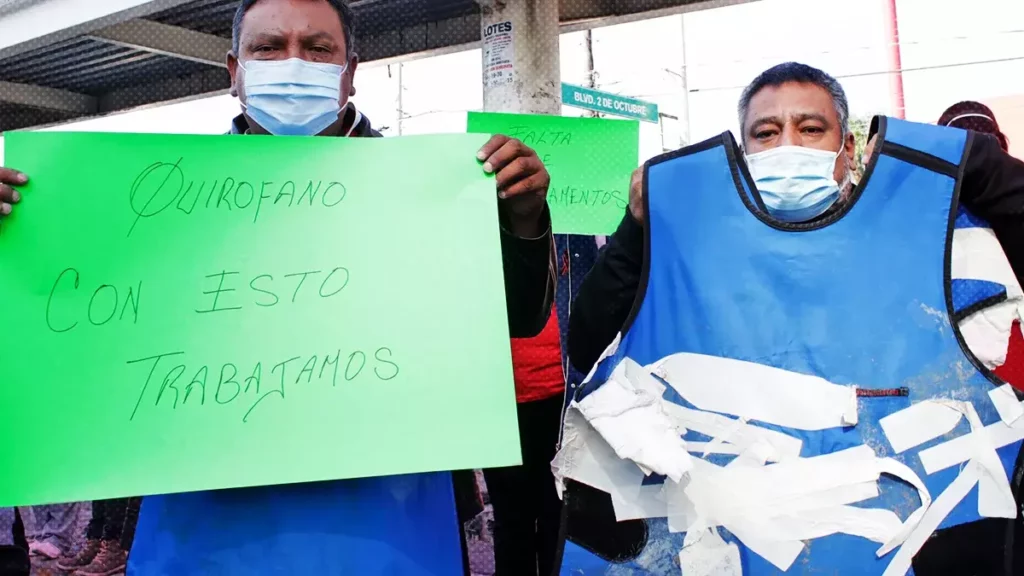 Trabajadores del ISSSTE Puebla exigen mejores condiciones laborales y salida del subdirector