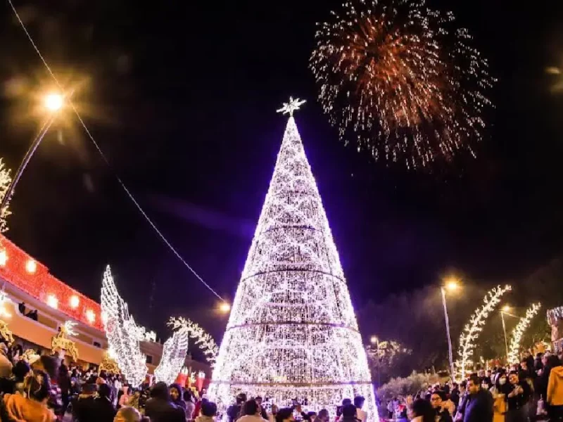 Navidad con rumbo ilumina el zócalo de San Andrés Cholula