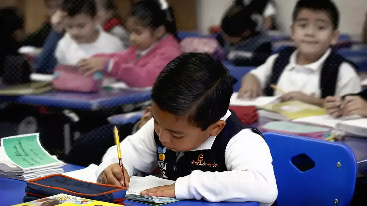 ¡Bye vacaciones! Alumnos regresan a las aulas de Puebla; les piden ir abrigados
