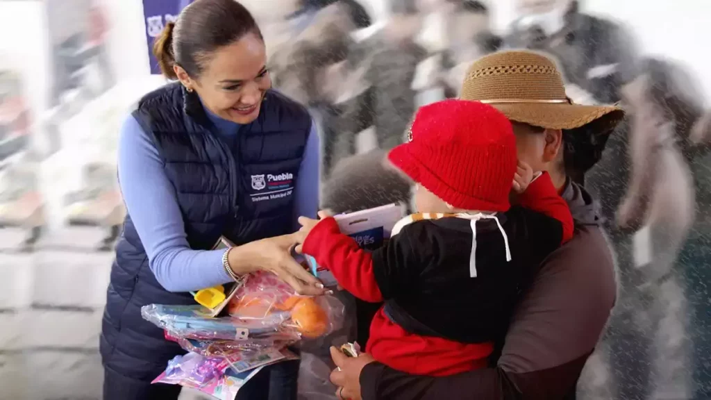 Policías, regidores y DIF regalan juguetes a niños por Día de Reyes en Puebla.