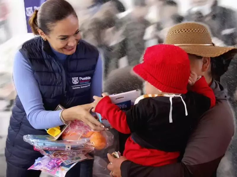 Policías, regidores y DIF regalan juguetes a niños por Día de Reyes en Puebla.