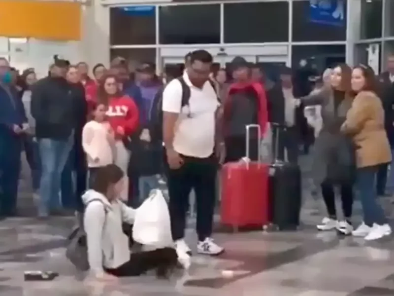 Mujer descubre a su marido con otra en un aeropuerto y se hace viral.