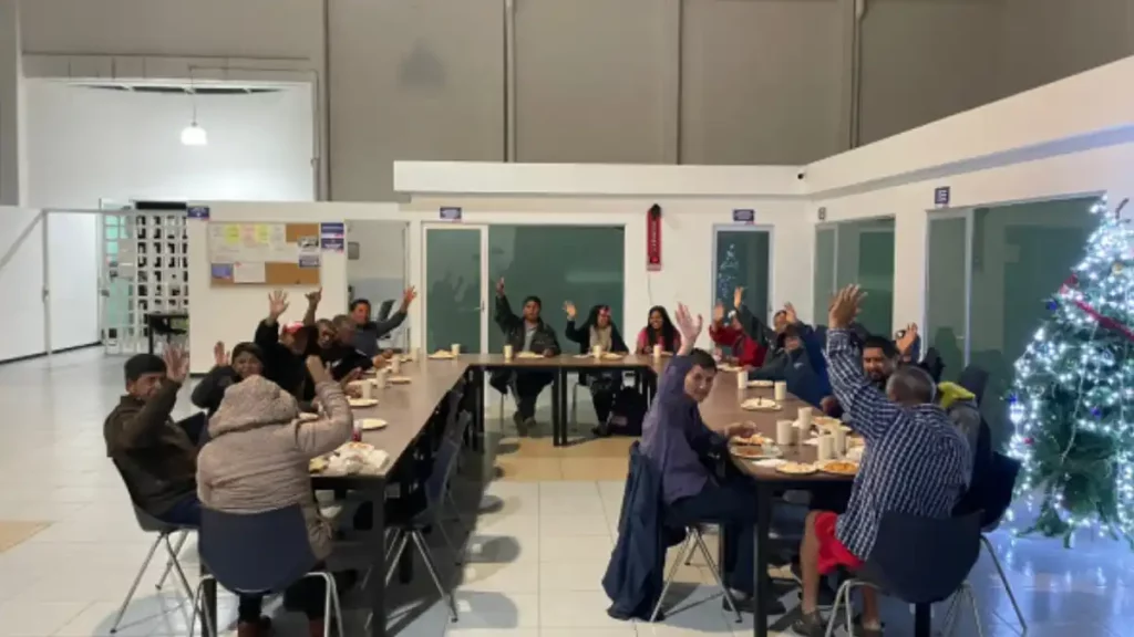 Celebran con cena el fin de año en el dormitorio municipal del SMDIF Puebla