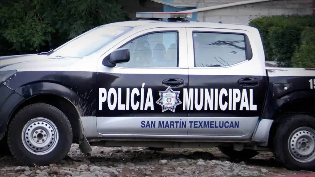 Seguridad Pública de San Martín Texmelucan y la FIM perteneciente a Fiscalía del Estado aseguran a dos hombres en posesión de una motocicleta con numeración alterada y con piedra granulada con características similares al cristal