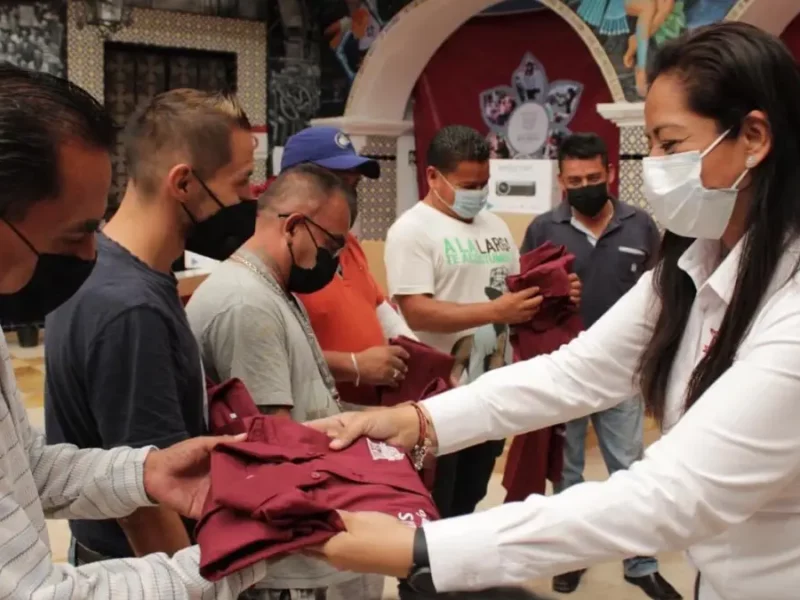 Ariadna Ayala entrega apoyos a escuelas y colectivos civiles de Atlixco.