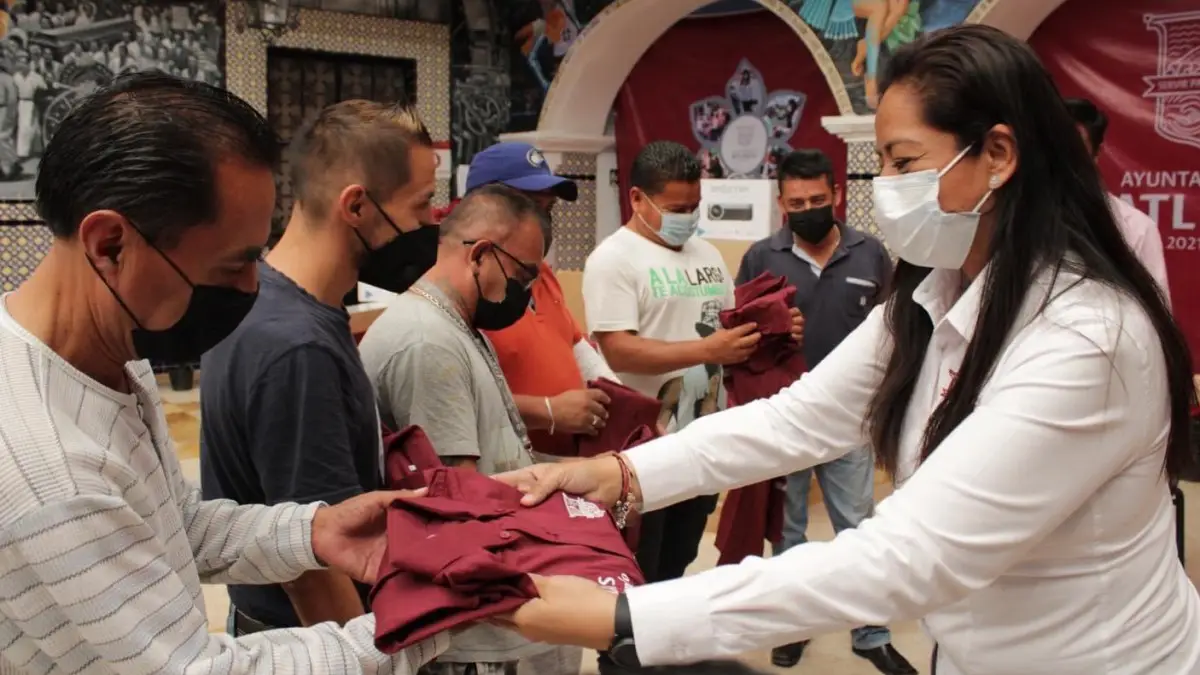 Ariadna Ayala entrega apoyos a escuelas y colectivos civiles de Atlixco.