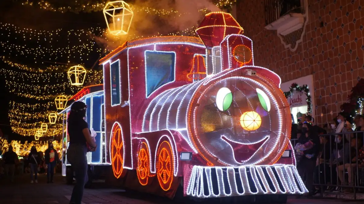 Miles de atlixquenses y turistas reciben con emoción a los Reyes Magos.