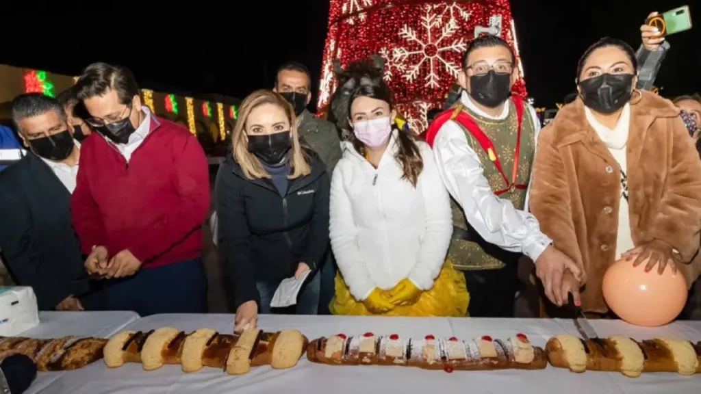 Con desfile, rosca monumental y juguetes, celebran Día de Reyes en Cholula.