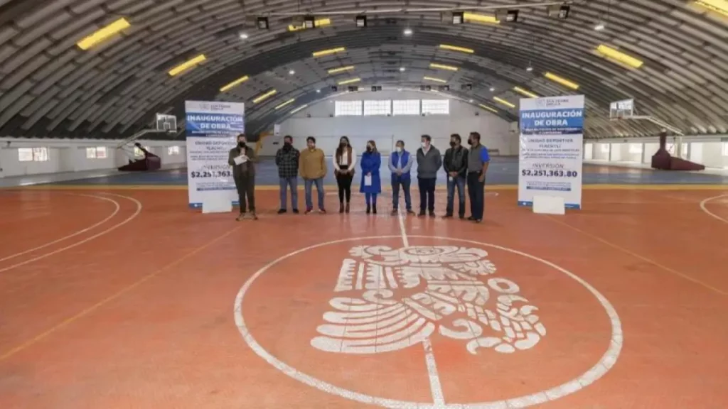 Entrega Paola Angon rehabilitación de domo en unidad deportiva Tlachtli.