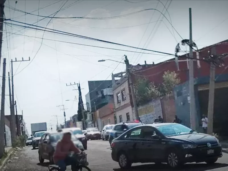 ¡Cuidado! Un poste está por caerse en la Facultad de lenguas de la BUAP