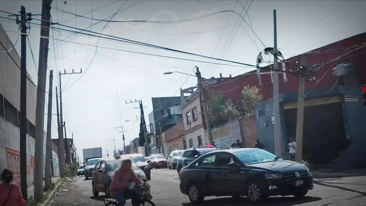 ¡Cuidado! Un poste está por caerse en la Facultad de lenguas de la BUAP