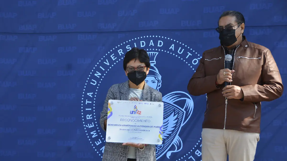 Recibe Rectora Lilia Cedillo placa conmemorativa al noveno lugar logrado por la BUAP en la Universiada Nacional UACJ 2022