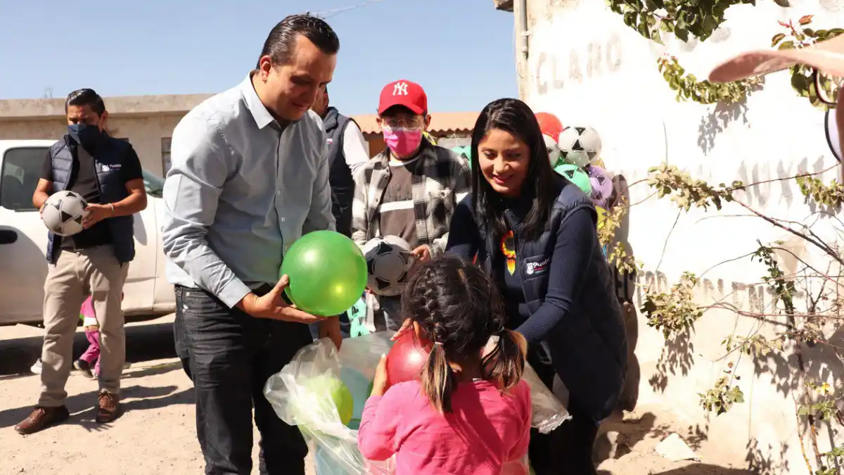 Regidurías de Puebla entregan juguetes en San Miguel Espejo