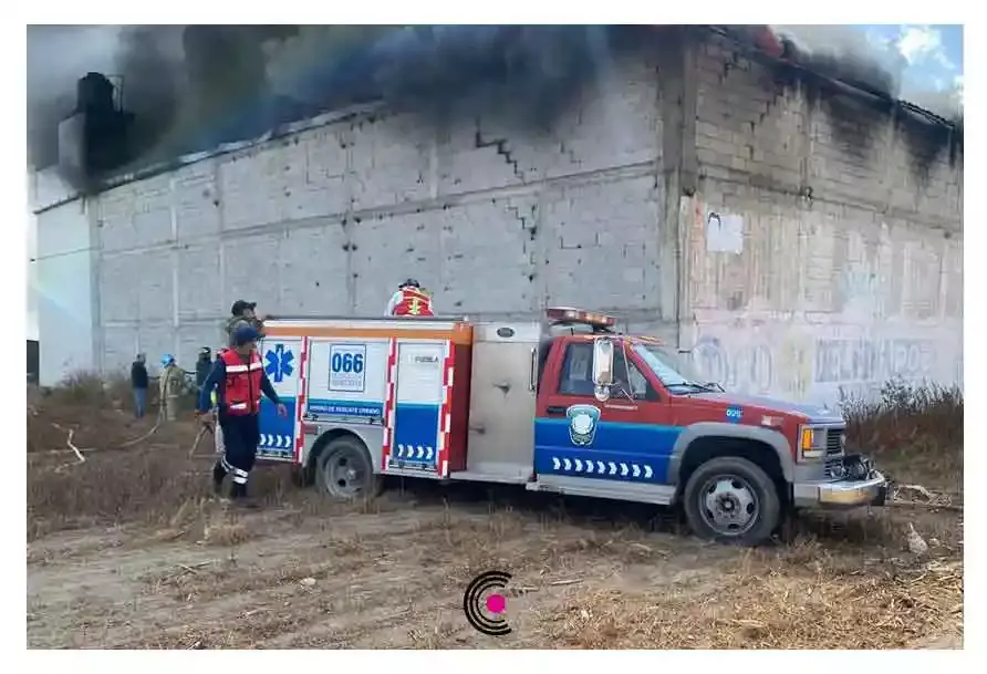 Voraz incendio consume bodega en Ciudad Serdán