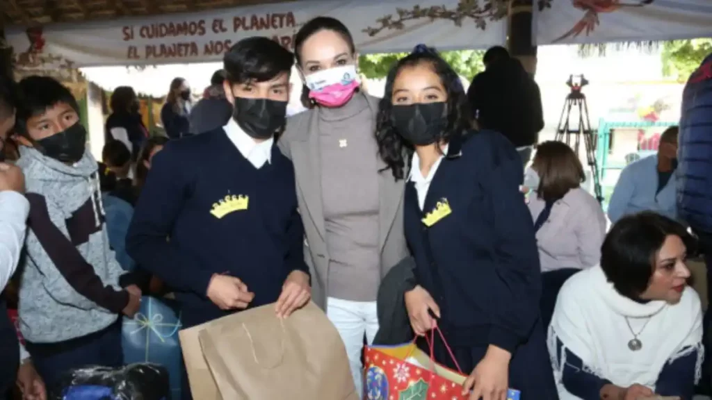 Niñas, niños y adolescentes fueron apadrinados por integrantes del cabildo y titulares del Ayuntamiento de Puebla con motivo del Día de Reyes