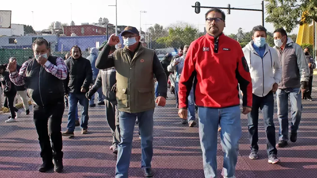 Ciudadanos y transportistas marchan contra verificación vehicular de Puebla