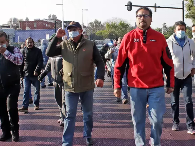 Ciudadanos y transportistas marchan contra verificación vehicular de Puebla