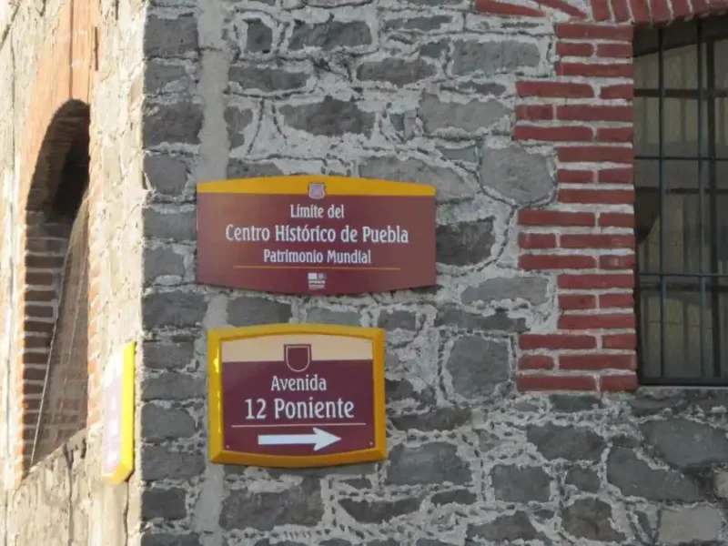 Gobierno Municipal da mantenimiento y coloca nueva señalética en Centro Histórico