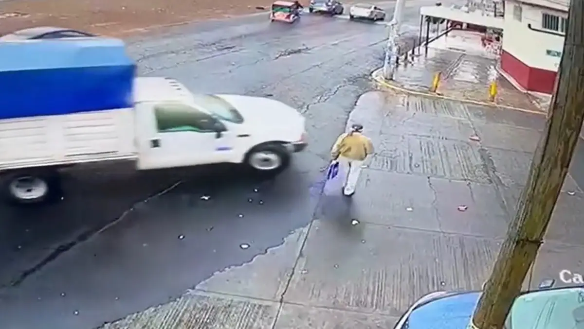 VIDEO FUERTE: Atropella a adulto mayor en Chimalhuacán, EdoMex.