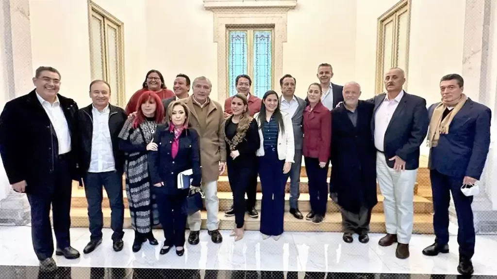 Sergio Salomón Céspedes acude con Claudia Sheinbaum a reunión de gobernadores de Morena.