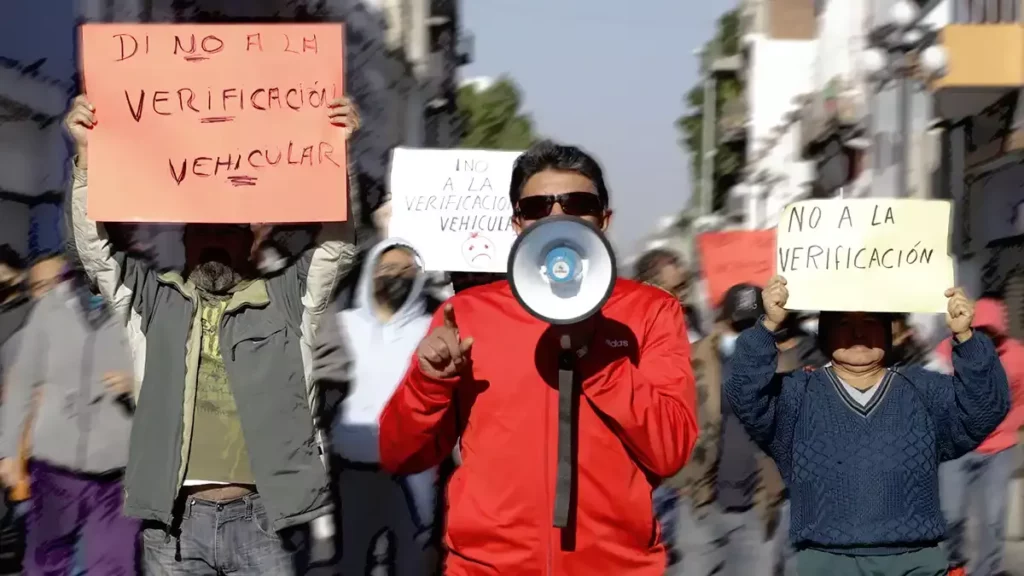 Automovilistas realizan segunda marcha contra la verificación vehicular de Puebla.