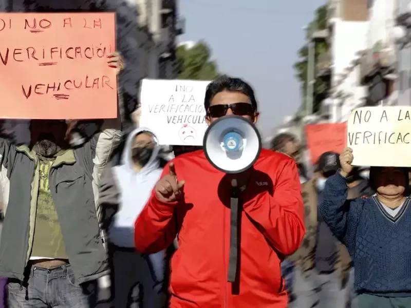 Automovilistas realizan segunda marcha contra la verificación vehicular de Puebla.