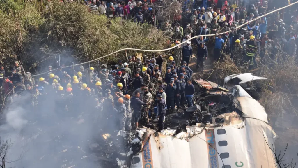 VIDEOS: Así se estrelló un avión de pasajeros en Nepal; murieron 68.