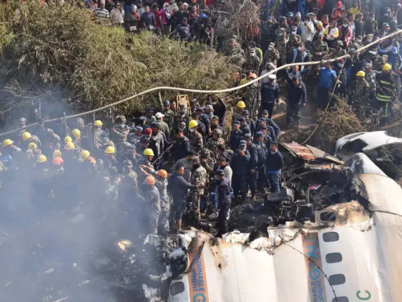 VIDEOS: Así se estrelló un avión de pasajeros en Nepal; murieron 68.