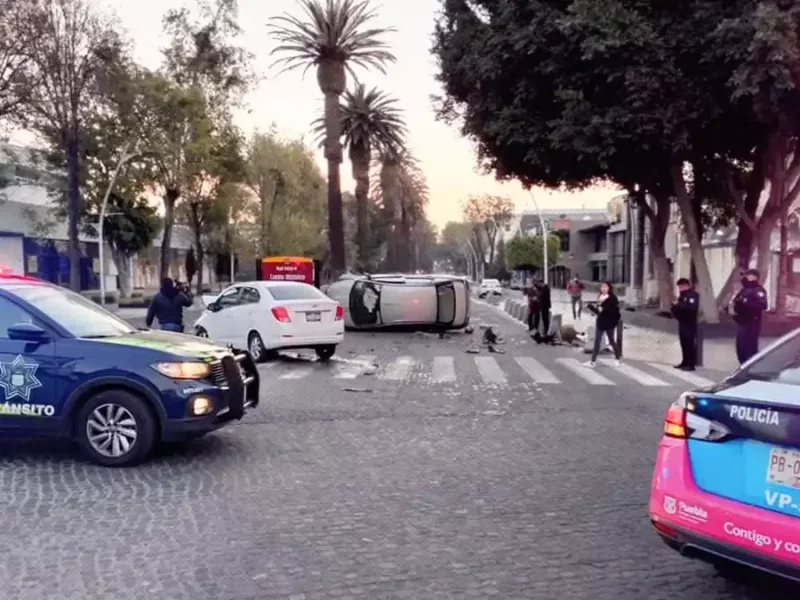Sobre la Avenida Juárez ocurrió un choque y volcadura