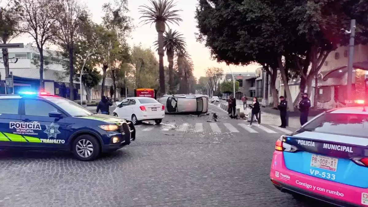 Sobre la Avenida Juárez ocurrió un choque y volcadura