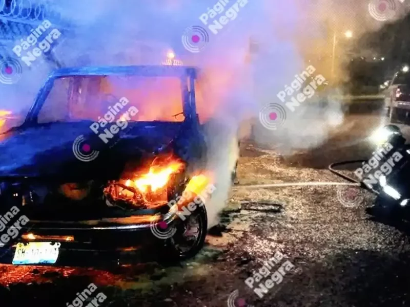 En Lomas de San Miguel sujetos le prendieron fuego a una camioneta