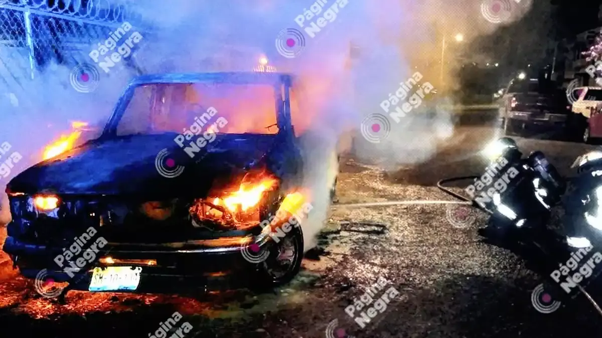 En Lomas de San Miguel sujetos le prendieron fuego a una camioneta