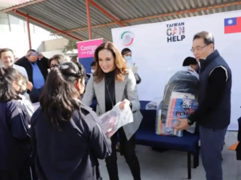 Niñas y niños de Santa Cruz Xonacatepec en Puebla Capital reciben donativo de mochilas y útiles escolares