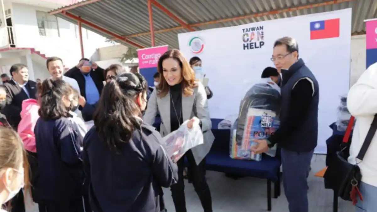 Niñas y niños de Santa Cruz Xonacatepec en Puebla Capital reciben donativo de mochilas y útiles escolares