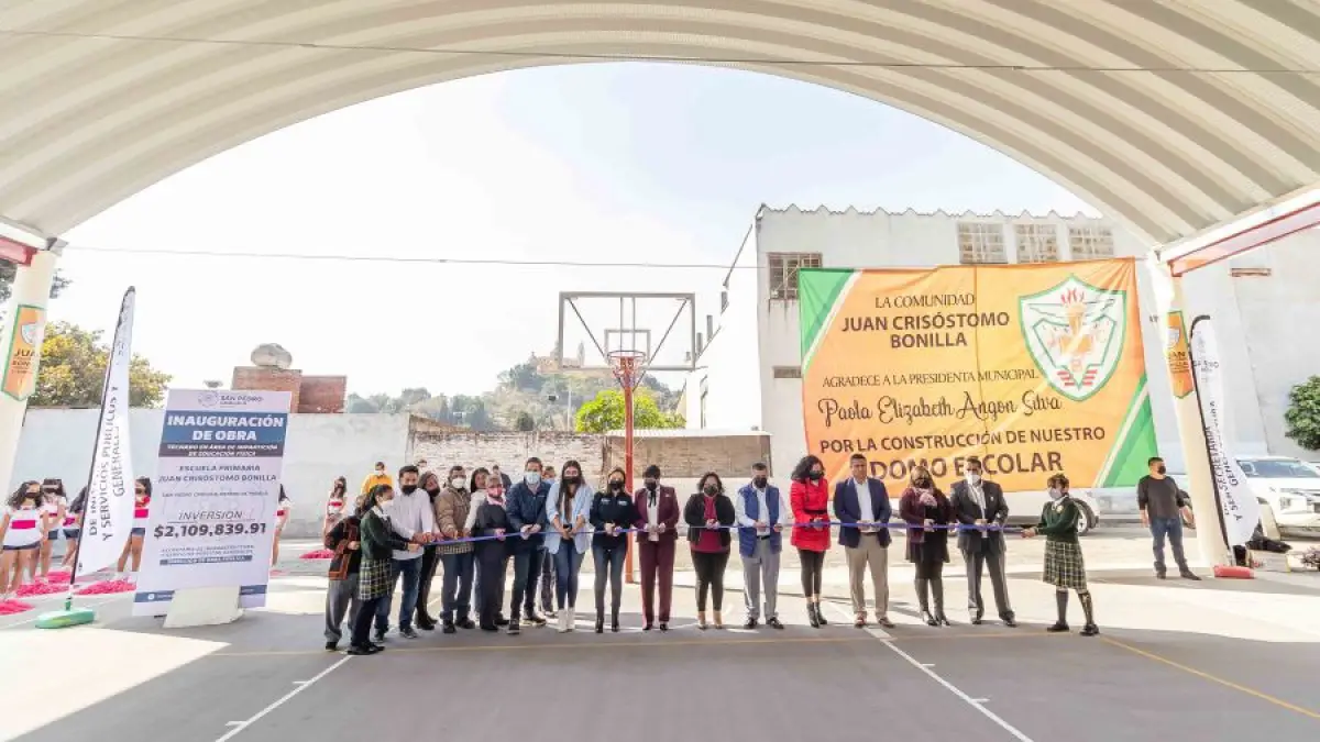 Tras 10 años de espera, inaugura Paola Angon techado en la Primaria “Juan C. Bonilla”