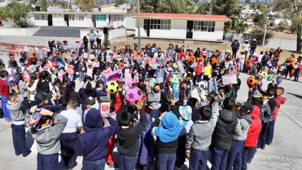 SMDIF Puebla y bachoco entregan juguetes a niñas y niños de la inspectoría La Paz Tlaxcolpan