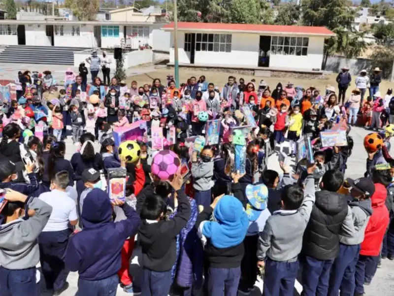 SMDIF Puebla y bachoco entregan juguetes a niñas y niños de la inspectoría La Paz Tlaxcolpan