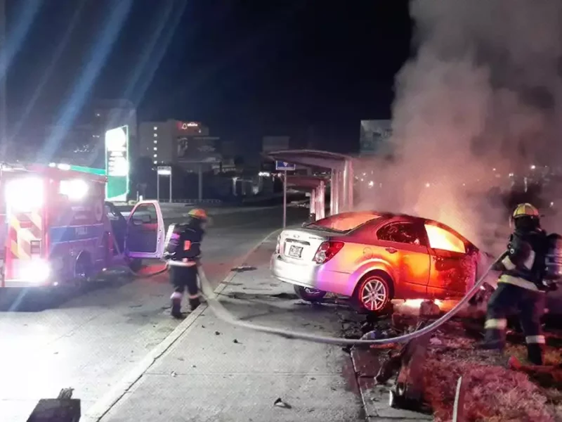 Incendios sofocados por Bomberos en dos puntos de Puebla capital.
