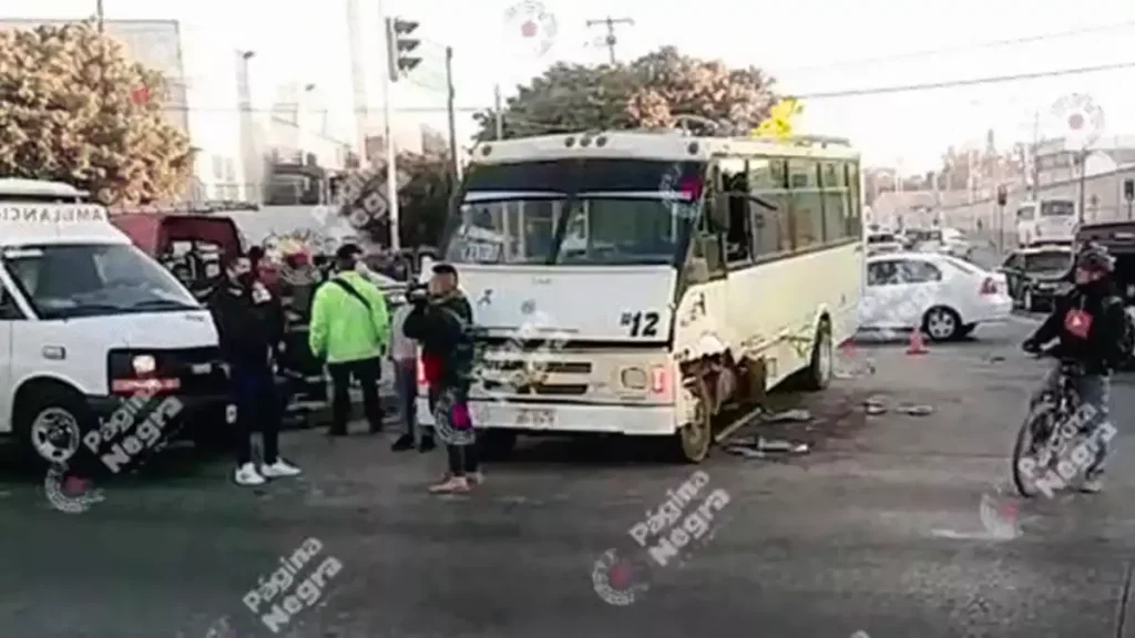 Percance vial deja cuatro lesionados en el crucero de la Pepsi
