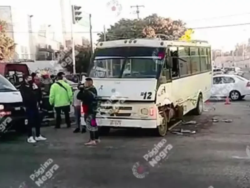 Percance vial deja cuatro lesionados en el crucero de la Pepsi
