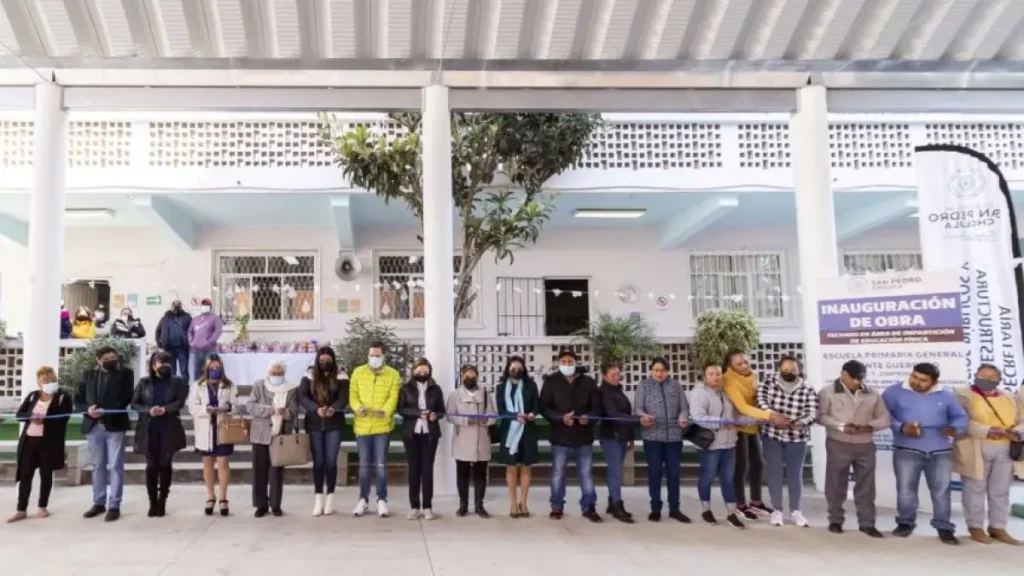 Tras una petición de hace 8 años, Paola Angon entrega obra en Primaria “Vicente Guerrero”.
