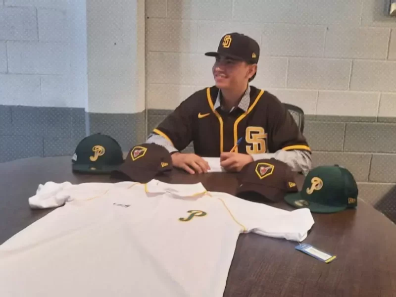 Padres de San Diego firman a Alexis Parra, pitcher de la academia Pericos.