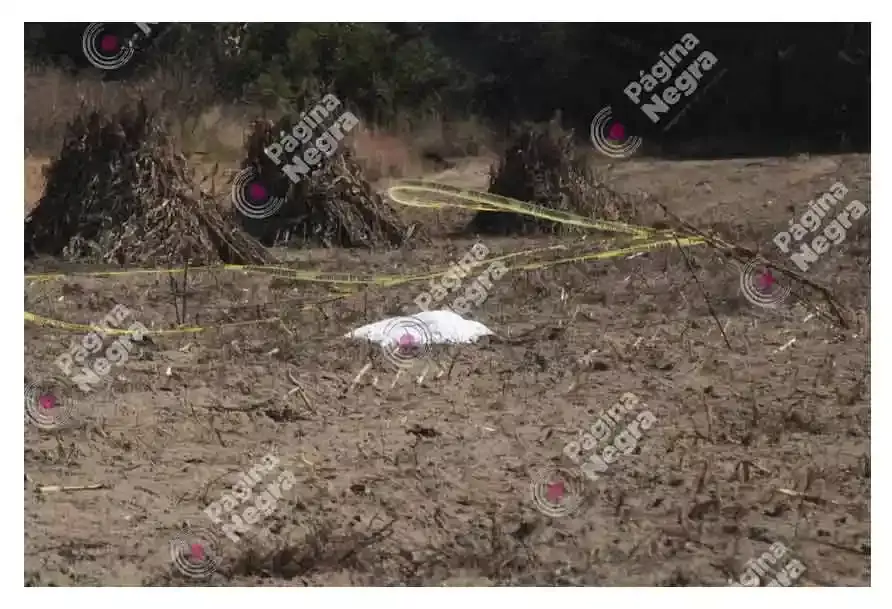 Encuentran el cuerpo semidesnudo de un hombre en terrenos de cultivo en Xonacatepec