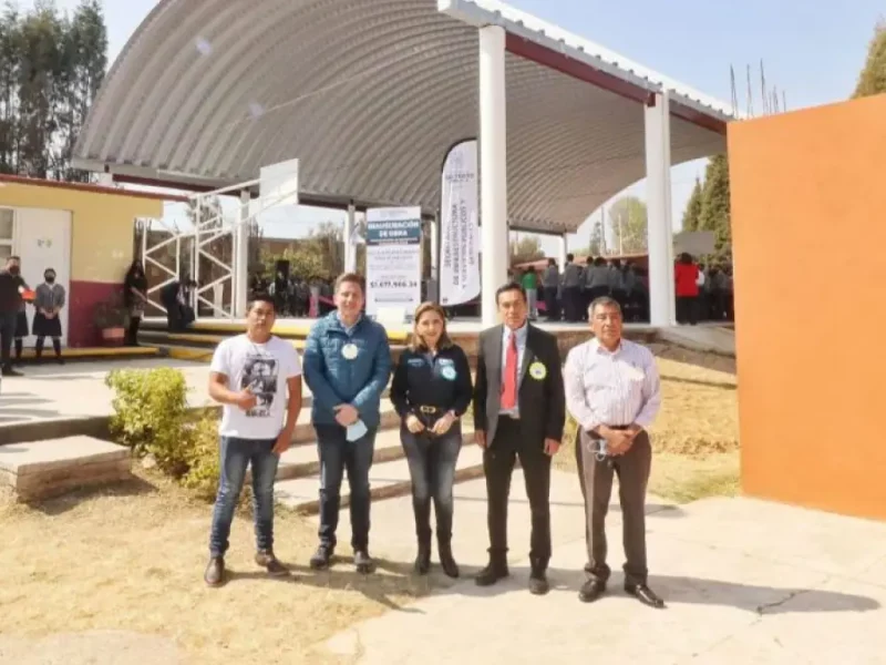 Paola Angon entrega más obras en beneficio de las escuelas de Cholula.