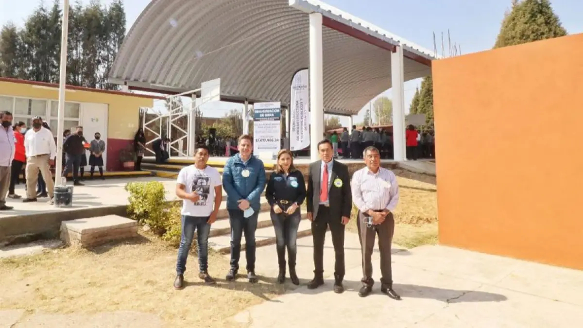 Paola Angon entrega más obras en beneficio de las escuelas de Cholula.