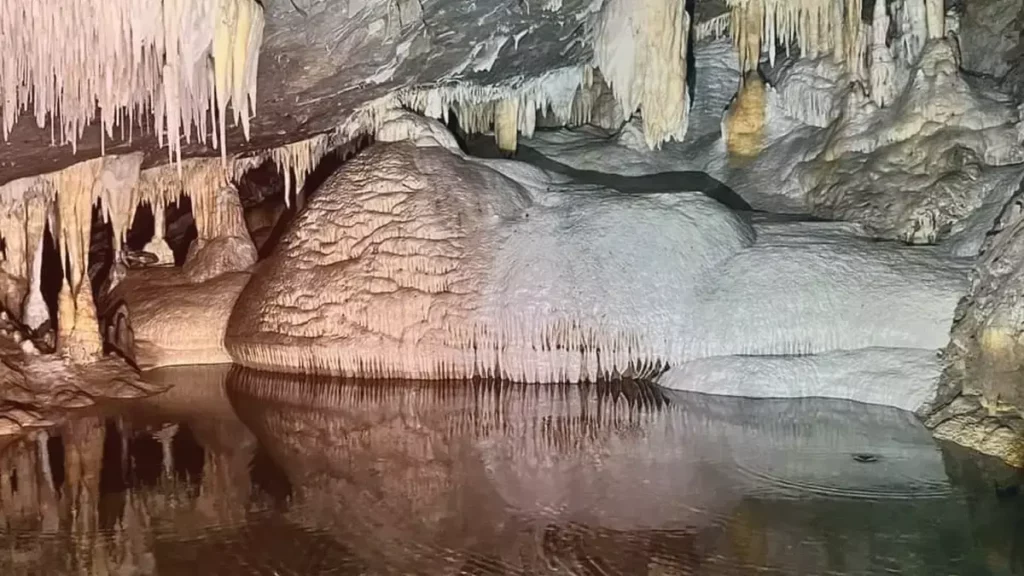 Déjate enamorar por Zapotitlán de Méndez con sus grutas Karmidas